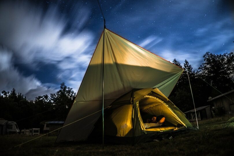 Personne qui passe la nuit enpleine nature dans un lieux insolite