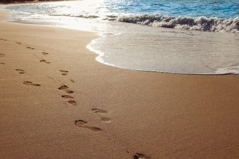 Plage de sable fin avec soleil et mer